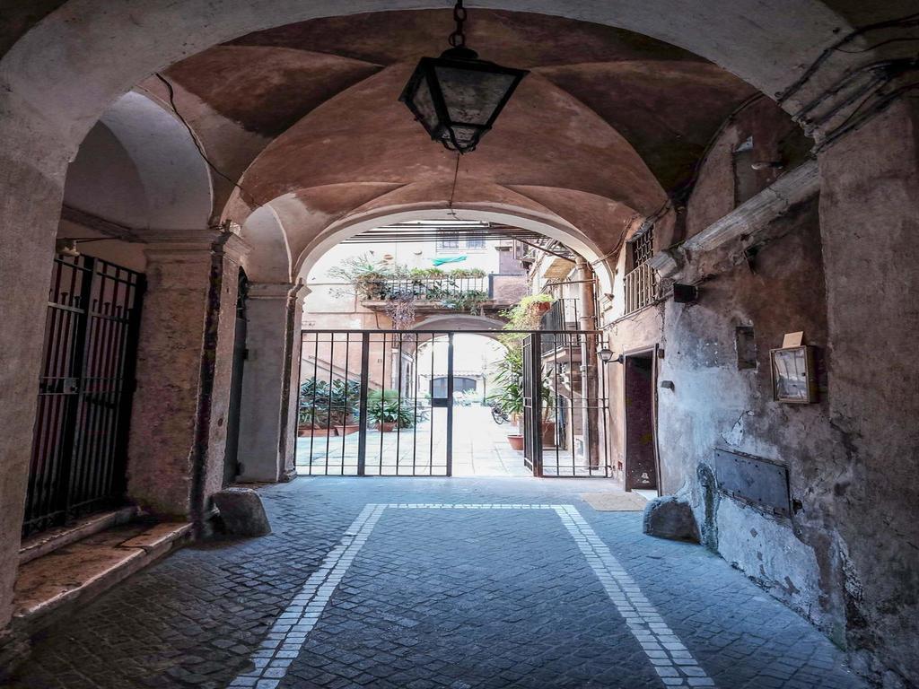 Ancient Trastevere Vespa Loft Apartment โรม ภายนอก รูปภาพ
